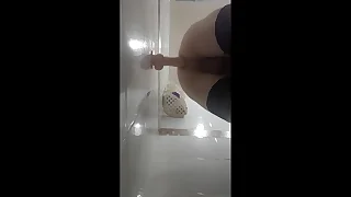 Linda travesti en lencer&iacute;a se masturba boscage dildos en su culo